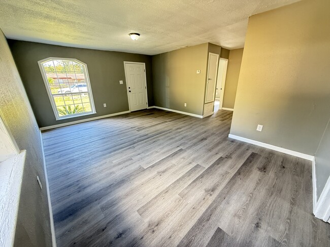 Building Photo - 3831 Morningview Dr