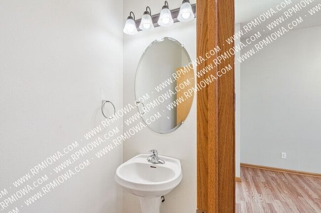 Building Photo - 513 E 4th St