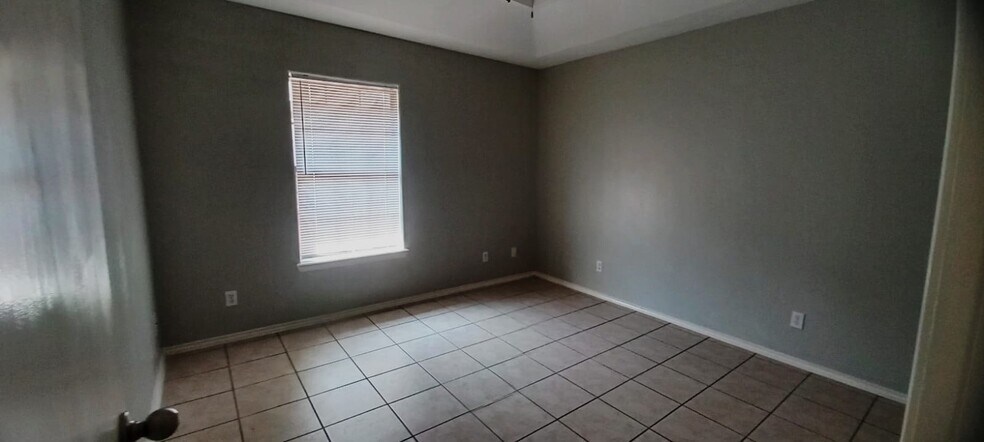 Building Photo - 1301 W Carmen Ave