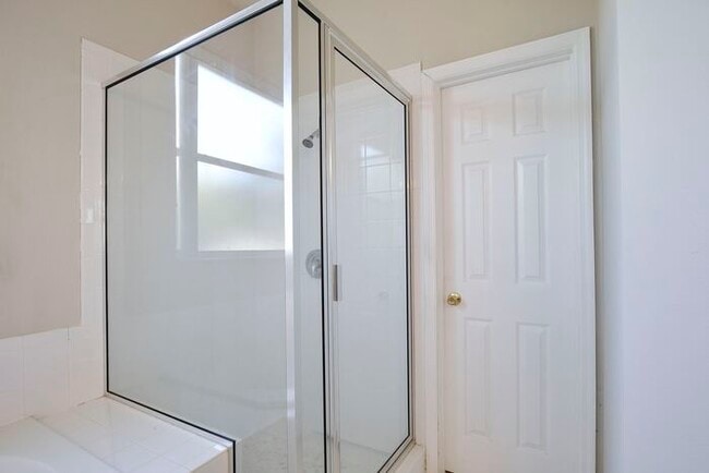 Building Photo - Lovely 3/2 Spacious Home and a 2 Car Garage in Deans Reserve - Orlando!