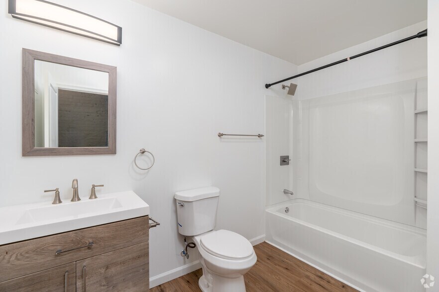 1BR, 1BA - 810SF - Bathroom - Monocacy Apartments