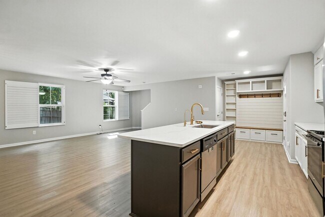 Building Photo - Fully Updated and Move-In Ready with Excep...