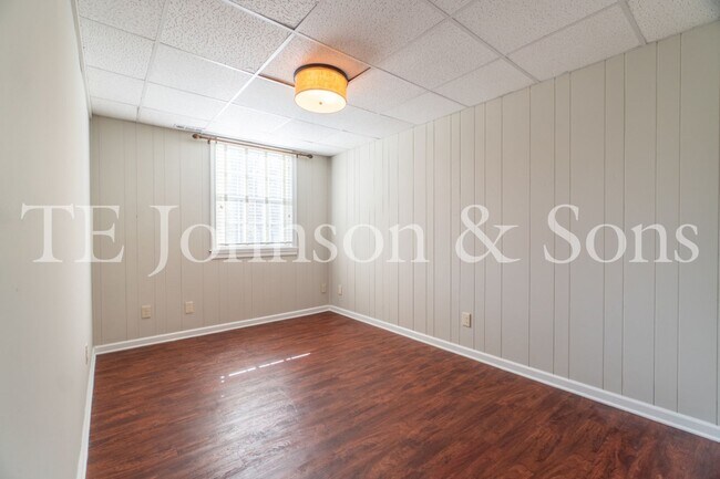 Building Photo - Spacious 5 Bedroom Home in the Heart of Sherwood Forest