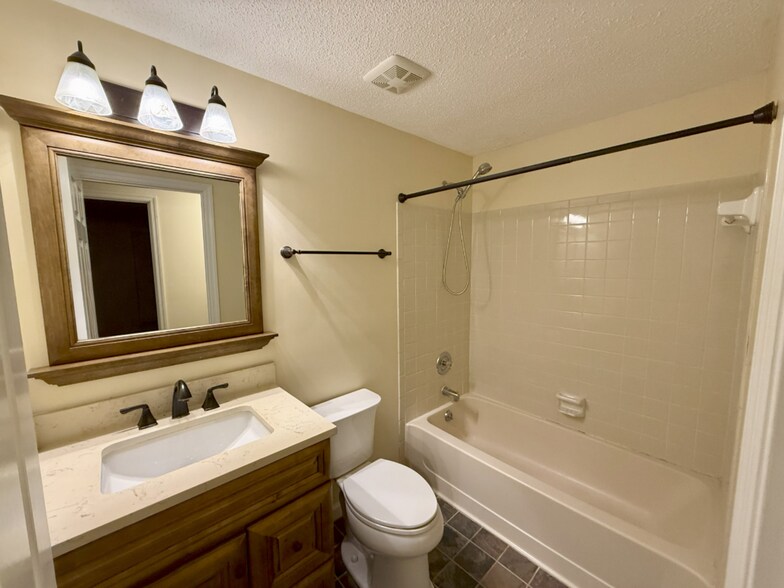 Building Photo - 2909 Golden Oak Ct
