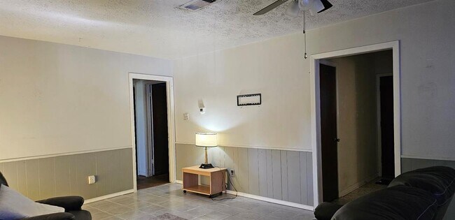 Building Photo - 8103 Royalwood Dr