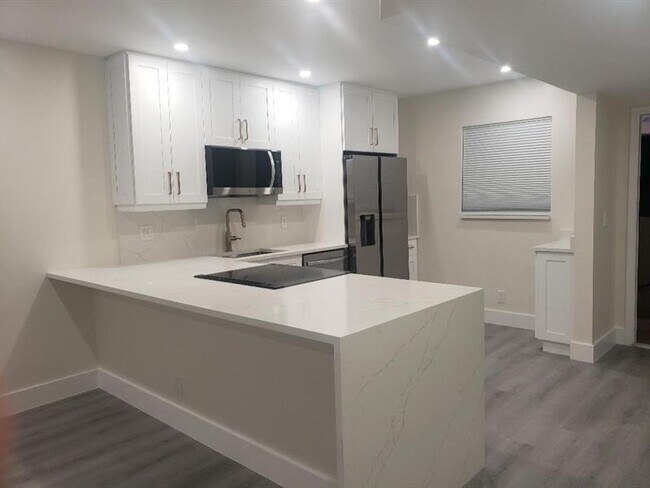 Building Photo - 829 Camino Rd