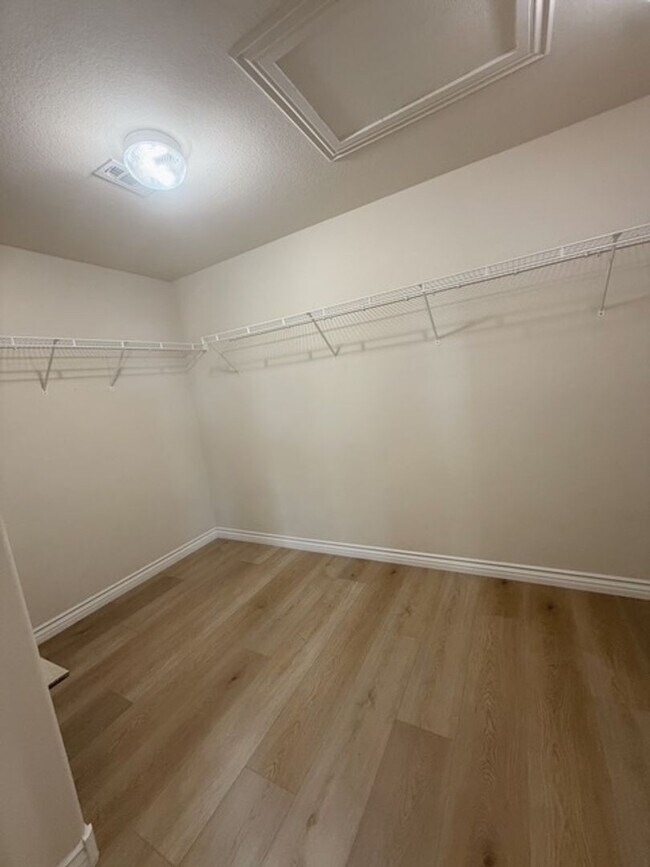 Building Photo - Summerlin Beauty! Gated. Newly installed f...