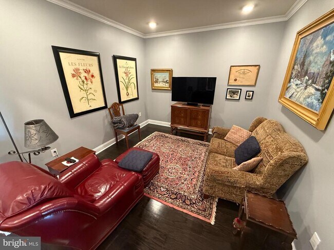 Building Photo - 200 N Sycamore St