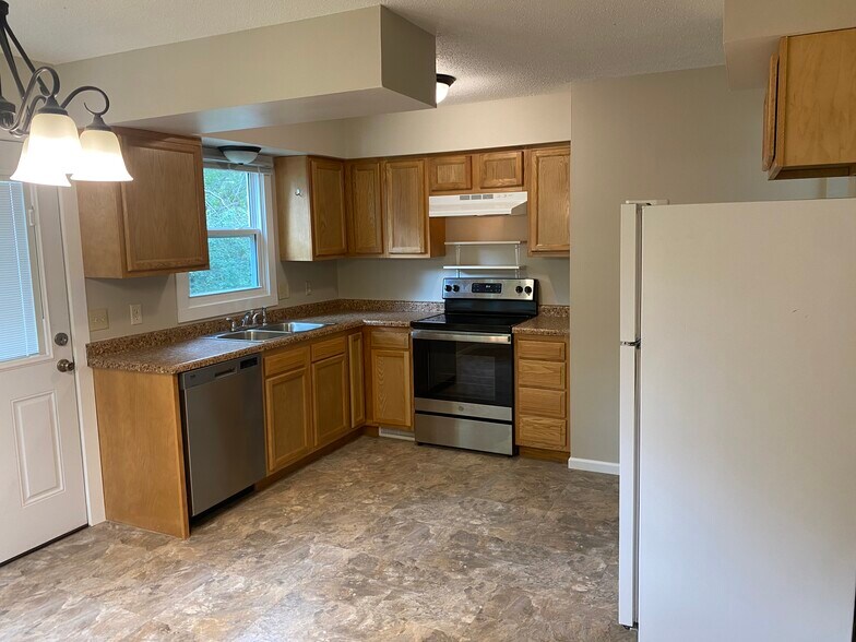Kitchen - 10610 Johnson Cir