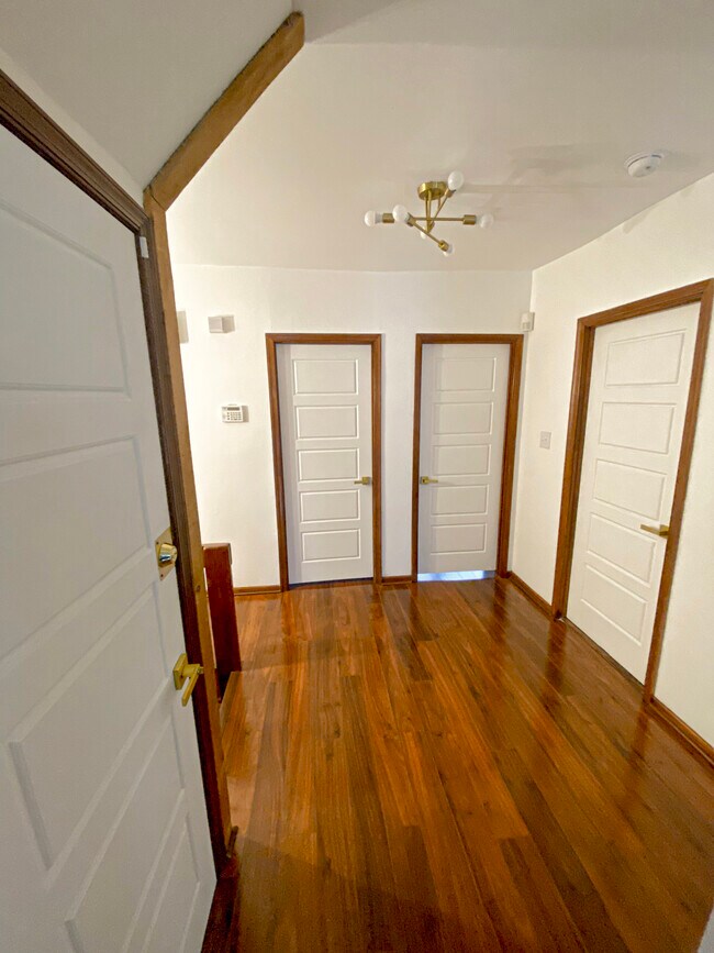 Foyer - 505 N Rodney St