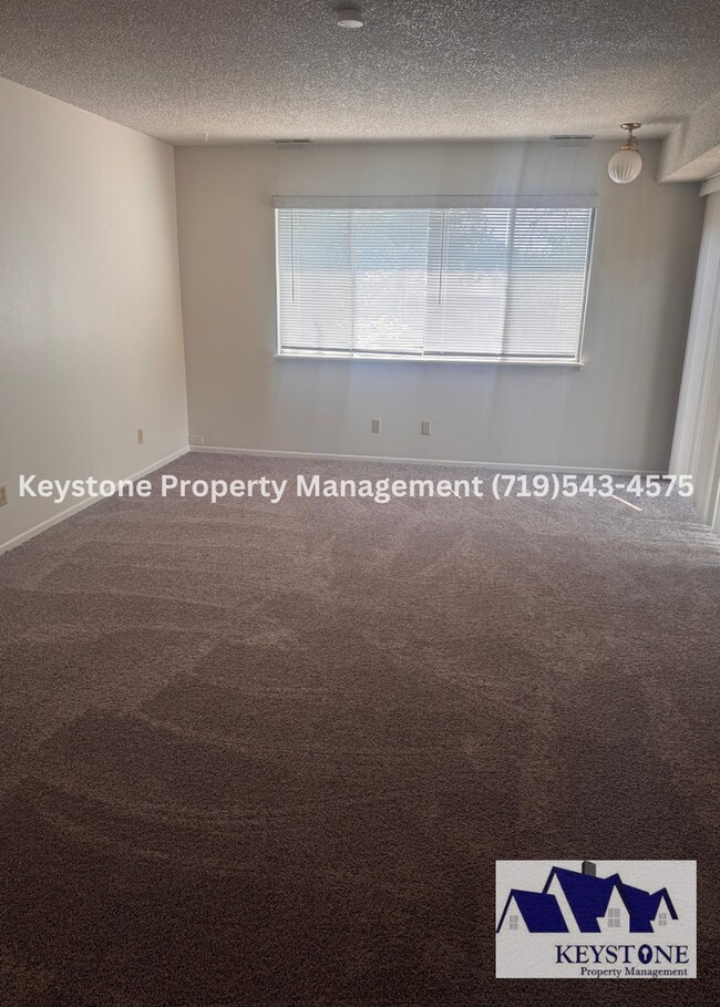 Building Photo - Updated 2 Bedroom Belmont Townhome with Attached Garage & Fenced Yard $1300/$1300