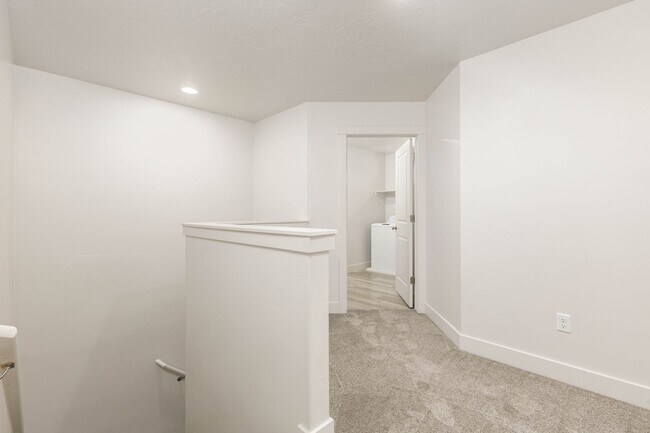 Building Photo - 3 bed | 2.5 bath | 2-car Townhome with Was...