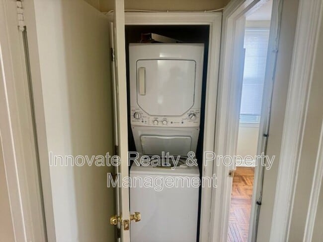 Building Photo - 910 E Sharpnack St