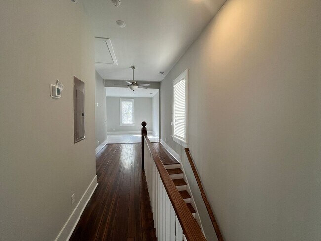 Building Photo - 3 Bedroom 2 Bathroom with washer/dryer, shared fenced in yard