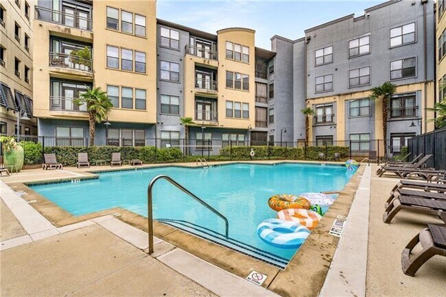 Building Photo - 2bd/2Ba Midtown Condo Perfect for Roommates w/ Pool and Gym!