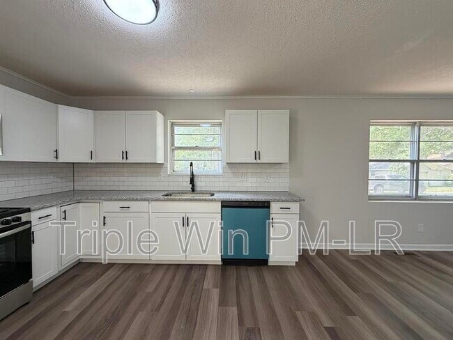 Building Photo - 33 Single Oaks Dr