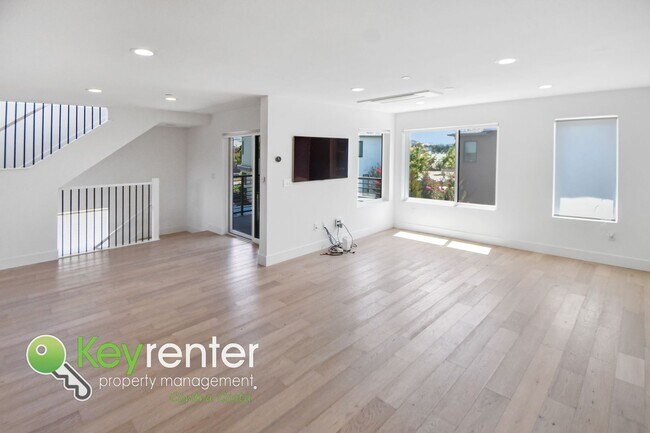 Building Photo - Newer Energy Efficient Luxury Townhouse in...