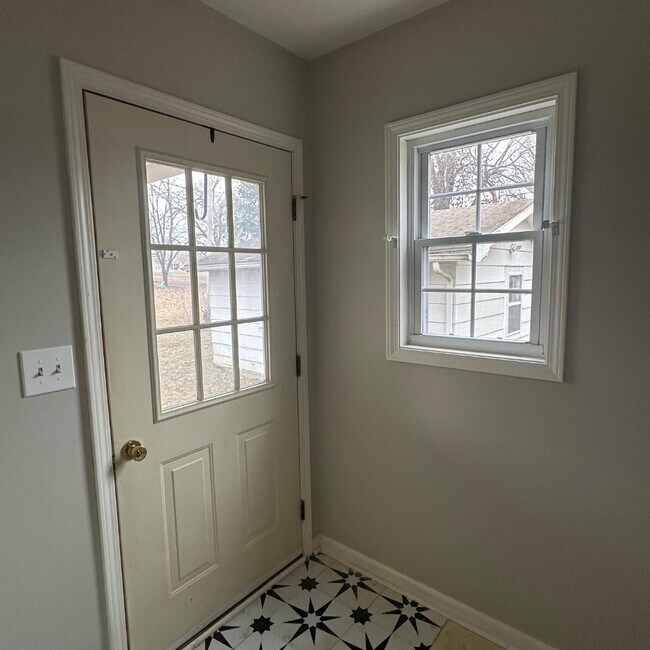 Building Photo - 271 3rd Ave SW