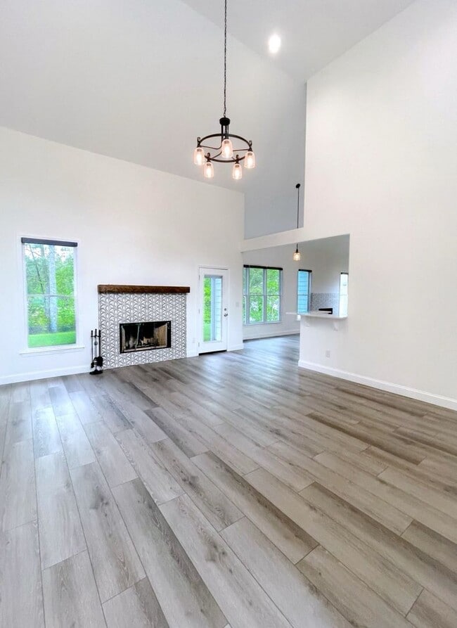 Building Photo - Newer Construction Farmhouse Style Home!