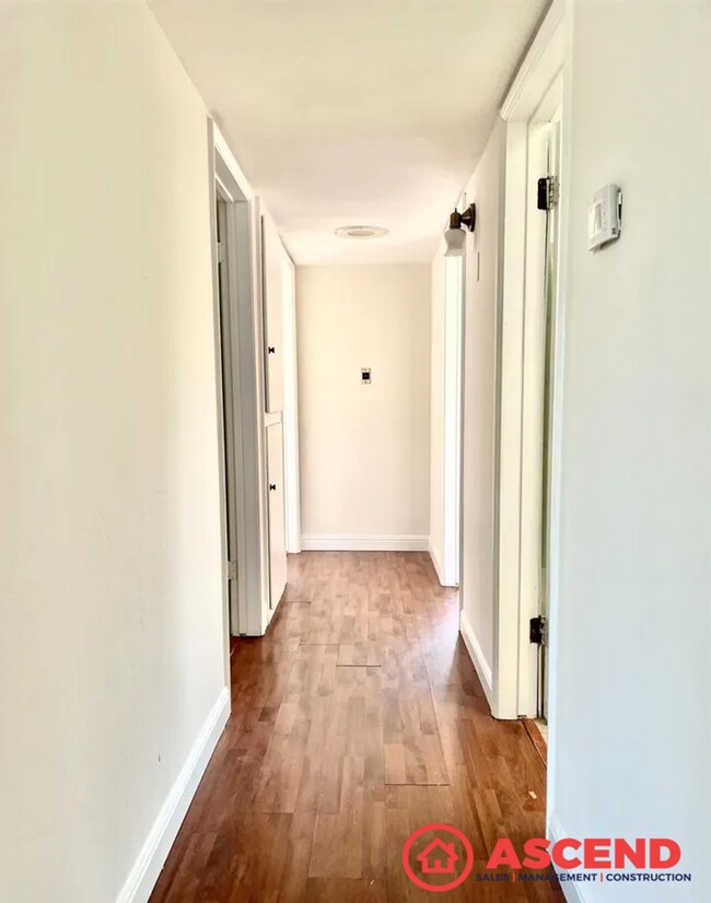 Building Photo - Charming 3 Bed /1 Bath Home in Bakersfield's 93304 Area — Solar INCLUDED in Rent, Fireplace & More!