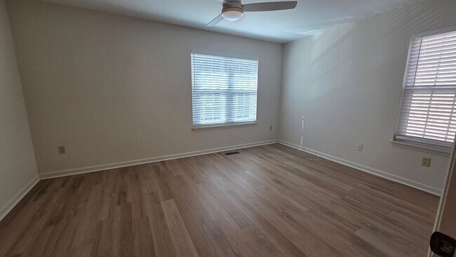 Building Photo - Charming 2 Bedroom Townhouse