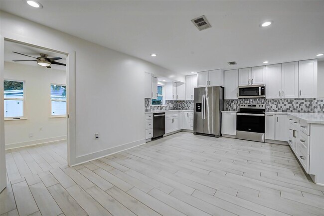 Building Photo - 5541 Aspen St