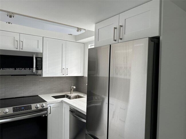 Building Photo - 1333 E Hallandale Beach Blvd