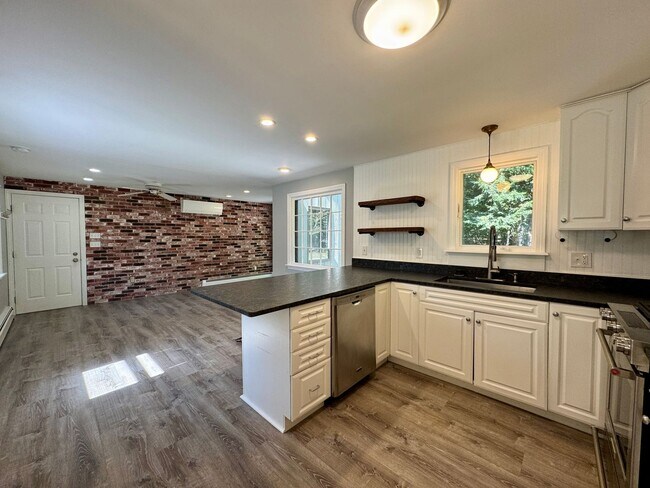 Building Photo - $3,195 Spacious 4BD/2BA Home w/Fenced Backyard | Available Now