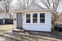 Building Photo - Cozy and recently updated 2-bedroom, 1-bath bungalow in Jennings!