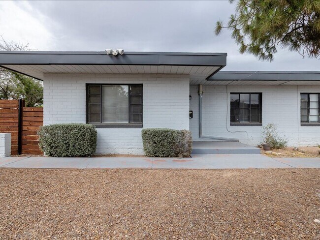 Building Photo - 2 Bedroom 1 Bathroom with Enclosed Backyard!