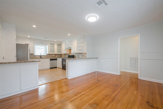 Building Photo - 4923 Poinciana Dr