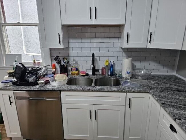 Building Photo - Large Brick 7 bedroom home. email Amber@os...