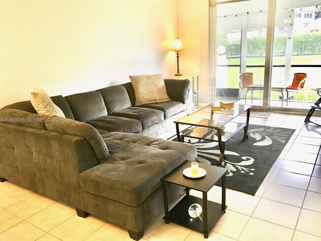 Building Photo - 9410 N Hollybrook Lake Dr