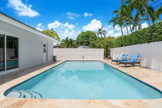 Building Photo - 1633 SE 5th Ct