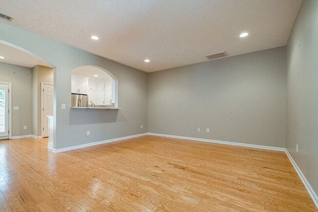 Building Photo - 3 Bed 2.5 Bath Gorgeous Townhome, Availabl...