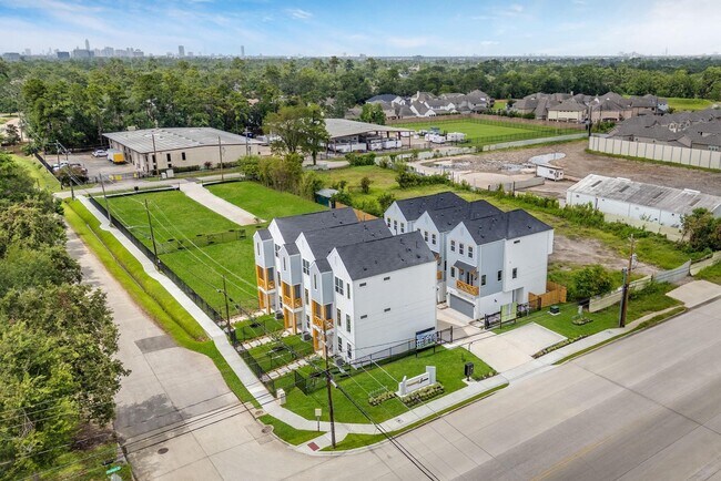 Building Photo - 3905 B Pinemont Dr