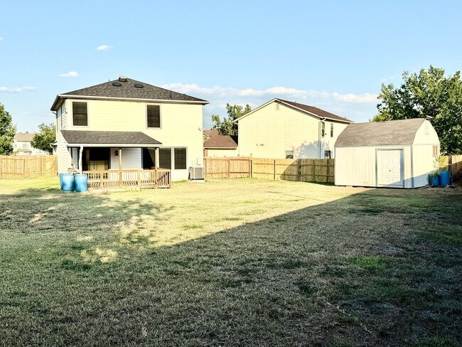 Building Photo - Spacious Inside & Out!