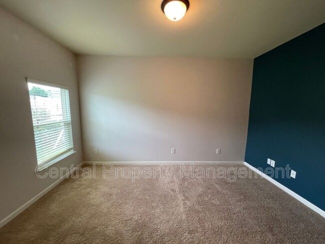 Building Photo - 514 W Holloway Dr