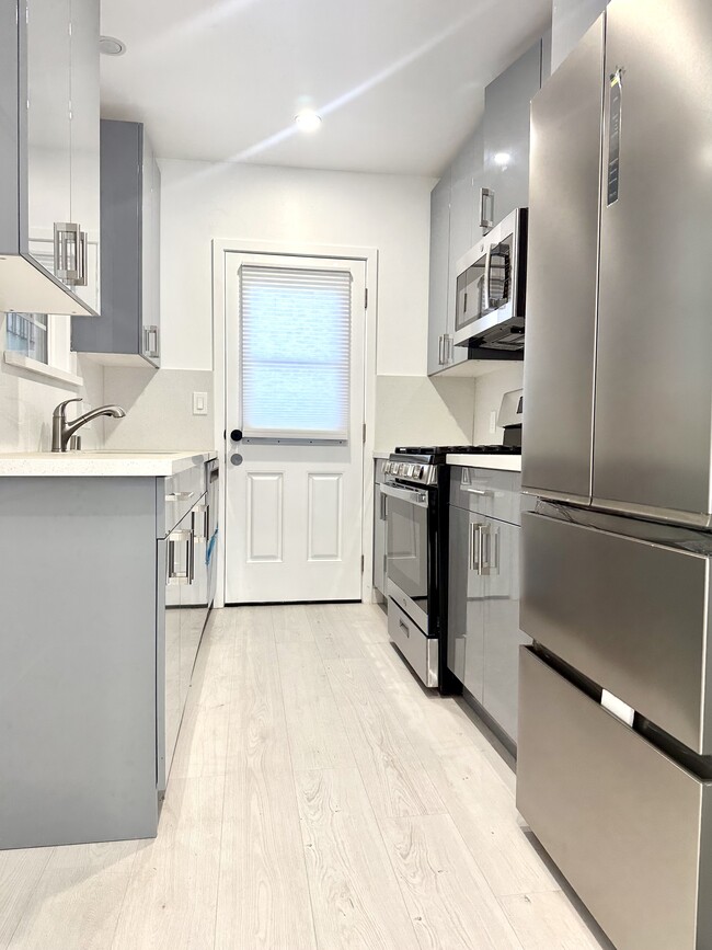 Building Photo - 742 Earlham St