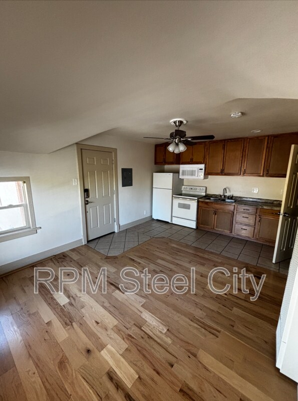 Building Photo - 902 W 11th St