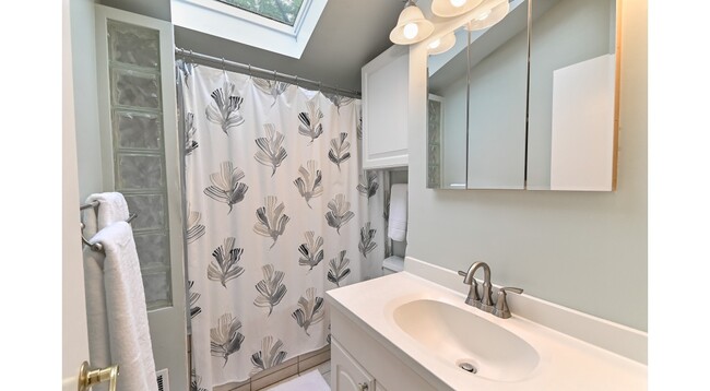 Bathroom 2 - 5940 N Lydell Ave
