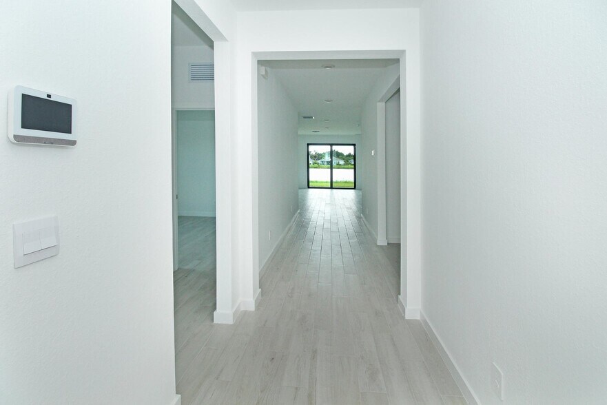 Building Photo - 5929 SE Skyblue Cir