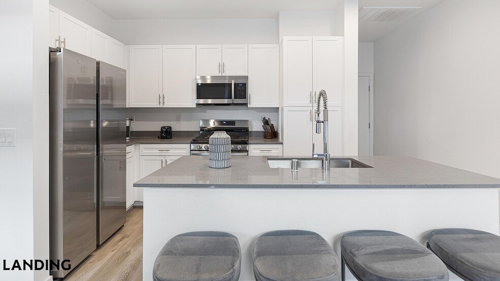 Building Photo - 2705 N Rancho Dr