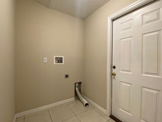 Building Photo - 2 Bedroom, 2 Bath Duplex with 1 Car Garage...