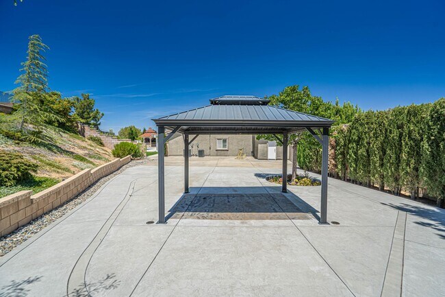 Building Photo - Single Story Pool Home for Rent in Palmdale.