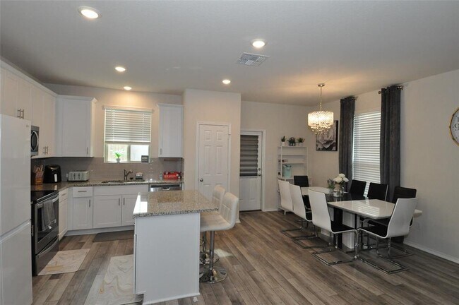 Building Photo - 1717 T H Johnson Dr