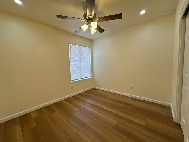 Building Photo - Single level 3BR, 2 BA, 2 car garage