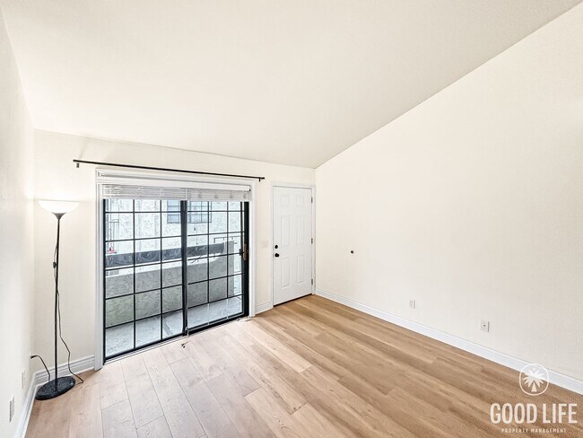 Building Photo - Beautiful 2BD/2BA W/ Reserved Parking and In-Unit Laundry in La Mesa!