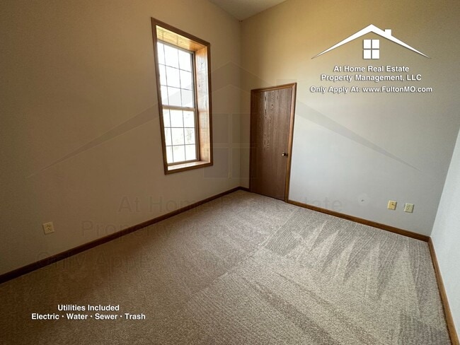 Building Photo - 103 E 10th St