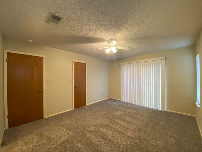 Building Photo - 2/2 Apartment on The Hill! Minutes from La...